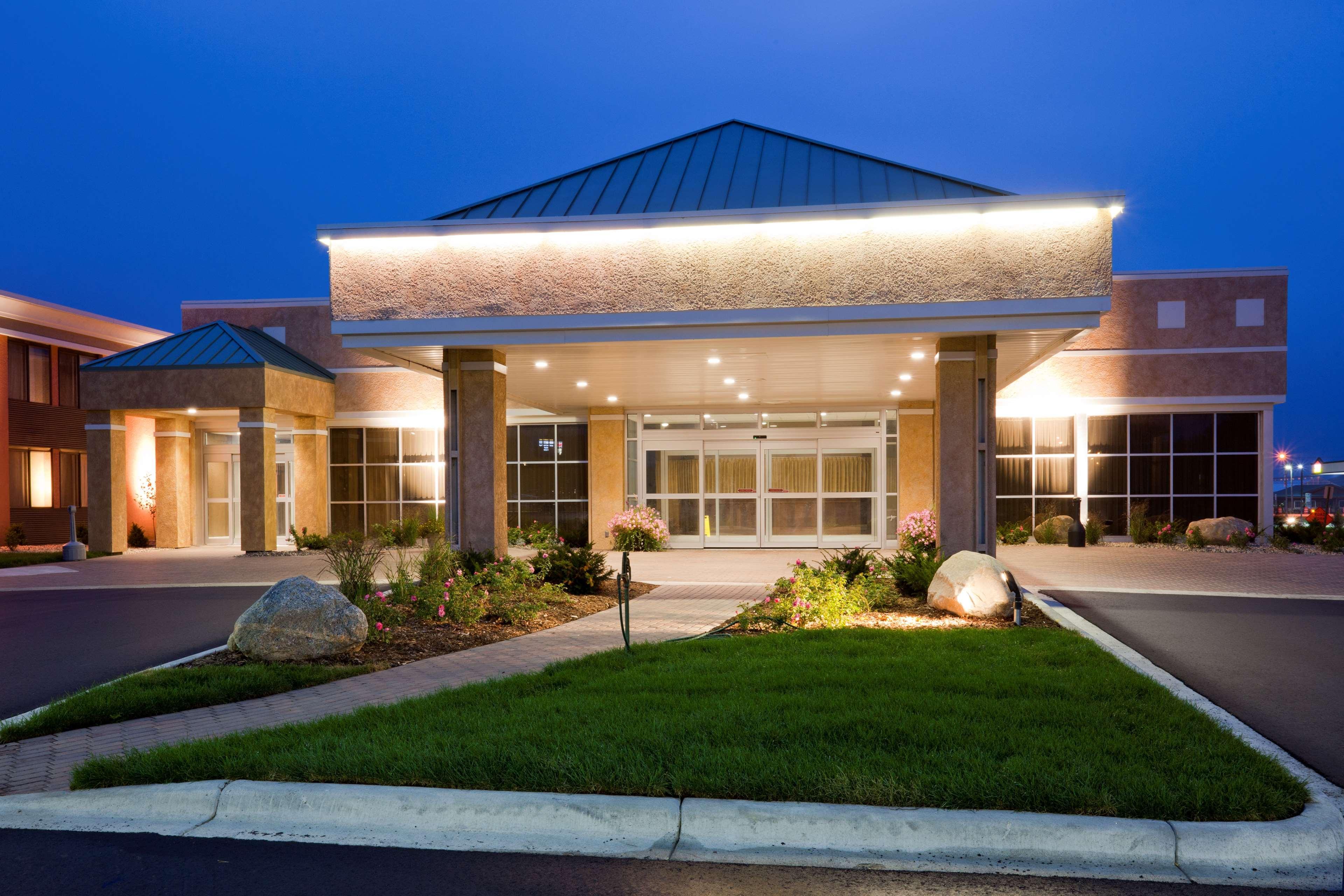 Best Western Plus Willmar Hotel Exterior photo